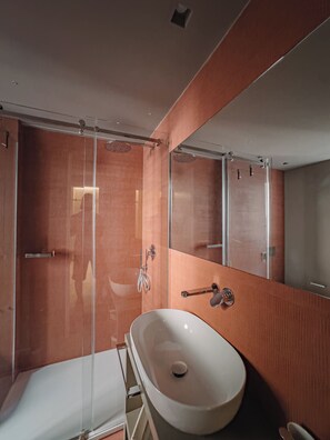 Douche, sèche-cheveux, bidet, serviettes fournies