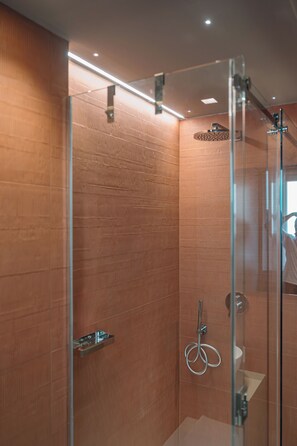 Douche, sèche-cheveux, bidet, serviettes fournies