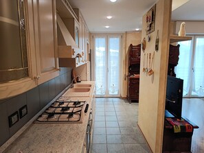 Appartement, balcon, vue ville | Cuisine privée