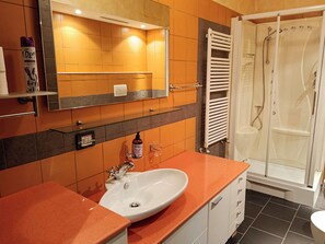 Departamento, balcón, vista a la ciudad | Baño