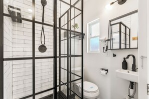 Dusche, Haartrockner, Handtücher