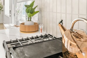 Réfrigérateur, plaque de cuisson, lave-vaisselle, cafetière/bouilloire