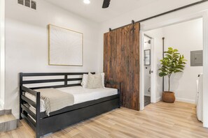 2 bedrooms, iron/ironing board, free WiFi, bed sheets - Hot Tub + BBQ Island + Private Yard • Near Mission Bay | Glidden Glow (San Diego)