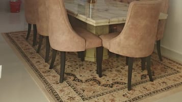 Deluxe House | Dining