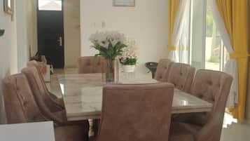 Deluxe House | Dining