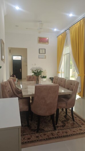 Deluxe House | Dining - Homestay Selesa KKI Guest House (Kuala Terengganu)