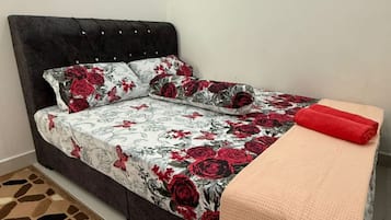 Deluxe House | Iron/ironing board, free WiFi