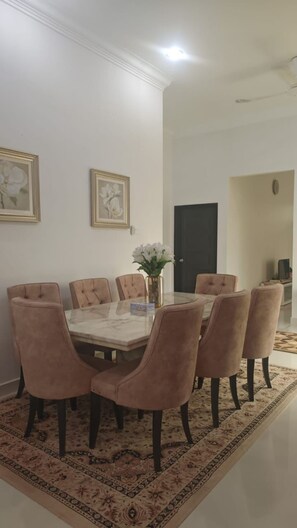 Deluxe House | Dining
