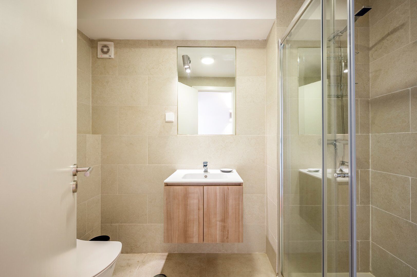 Departamento (Family Two-Bedroom Apartment with Vie) | Baño | Regadera, secadora de cabello, toallas, jabón 