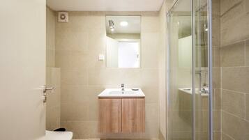 Departamento (Family Two-Bedroom Apartment with Vie) | Baño | Regadera, secadora de cabello, toallas, jabón
