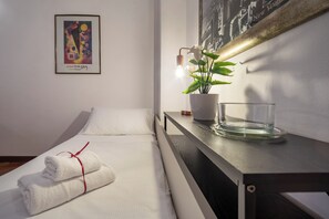 1 habitación, tabla de planchar con plancha y cuna de viaje 