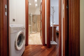 Shower, hair dryer, bidet, towels - Elegant Apartment 300 Meters from the Arena with balcony (Verona)