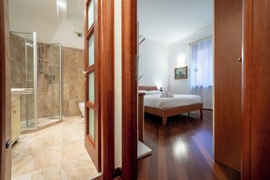 1 bedroom, iron/ironing board, travel cot, free WiFi - Elegant Apartment 300 Meters from the Arena with balcony (Verona)