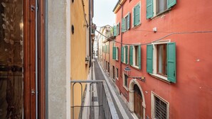 A narrow street with buildings on either side, featuring balconies and traditional shutters. - Elegant Apartment 300 Meters from the Arena with balcony (Verona)