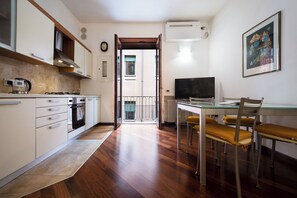 Fridge, microwave, oven, stovetop - Elegant Apartment 300 Meters from the Arena with balcony (Verona)