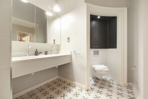 Hair dryer, bidet, towels, soap - Mayfair Opulence Residence (London)
