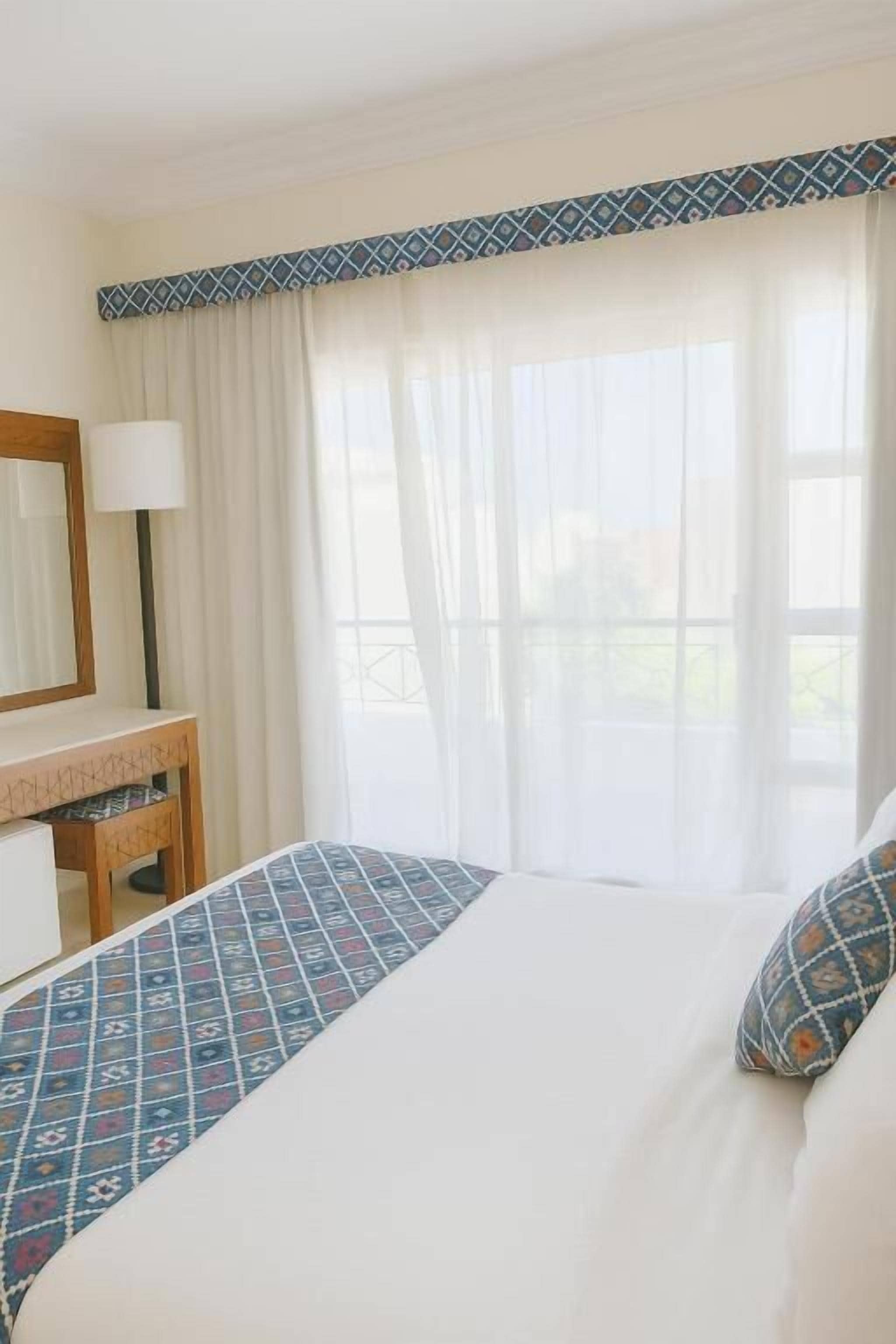 Habitació doble estàndard, balcó, vistes parcials al mar | Minibar gratuït, caixa forta a l'habitació i cortines opaques 