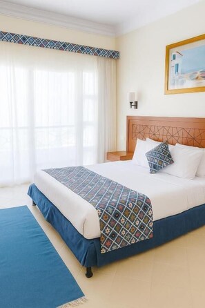 Habitació doble estàndard, balcó, vistes parcials al mar | Minibar gratuït, caixa forta a l'habitació i cortines opaques 