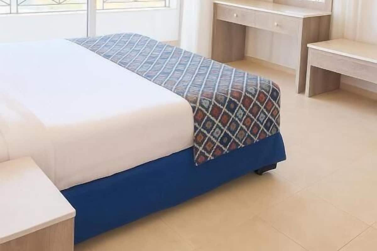 Senior Suite, Sea View | Minibar (free items), in-room safe, blackout drapes, soundproofing