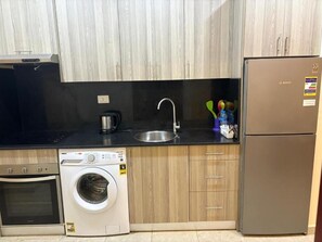 Suite júnior, vistes parcials al mar | Cuina privada | Microones, forn, rentaplats i cafetera i tetera 