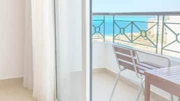 Quarto casal ou duplo luxo, sacada, vista para o mar | Terraço/pátio