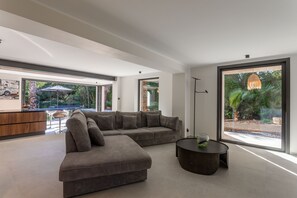 Interior - Villa “Moderne” with Private Pool, Wi-Fi, and Air Conditioning (La Croix-Valmer)