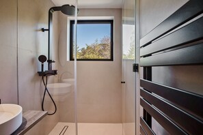 Douche, séchoir à cheveux, serviettes fournies