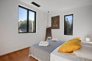 Tabla de planchar con plancha, wifi y ropa de cama