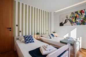 Tabla de planchar con plancha, wifi y ropa de cama 