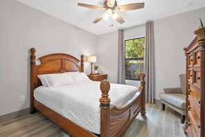 Iron/ironing board, travel cot, free WiFi, bed sheets - Newly Constructed Home near Downtown and Beaches (West Palm Beach)