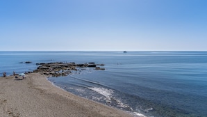 A beach with clear water, rocky outcrops, and people relaxing. - Duplex 'Paradise Over the Sea' with Sea Views, Wi-Fi and Air Conditioning (Benalmádena)