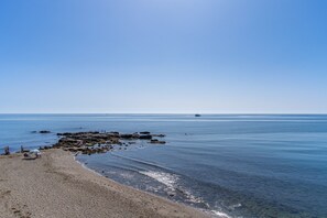 Una spiaggia nelle vicinanze