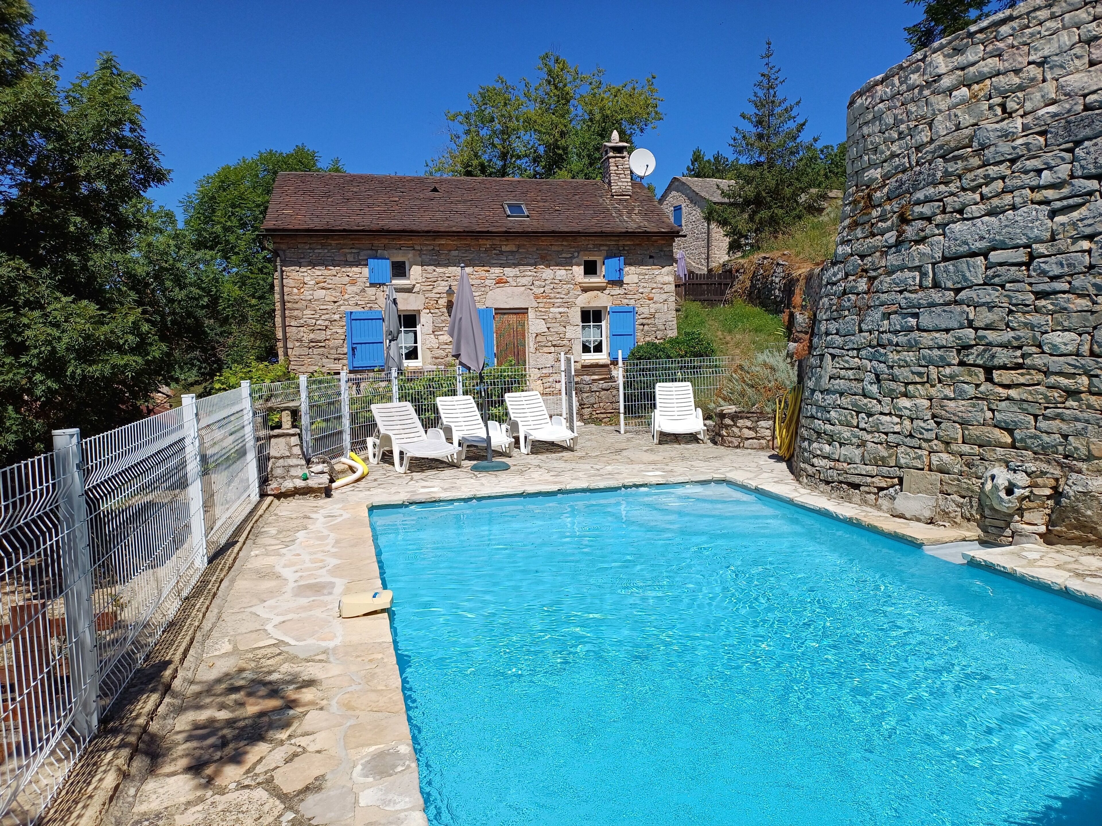 Una piscina al aire libre, una piscina climatizada
