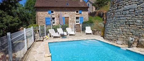 Una piscina al aire libre, una piscina climatizada