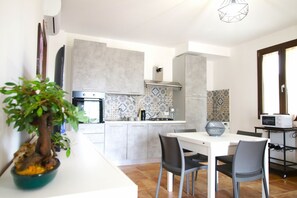 Een koelkast, een microgolfoven, een oven, een kookplaat