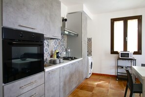 Een koelkast, een microgolfoven, een oven, een kookplaat