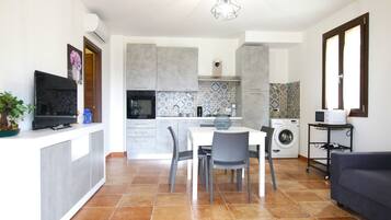 Frigorifero, microonde, forno, piano cottura