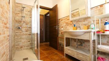 Doccia, asciugacapelli, bidet, asciugamani
