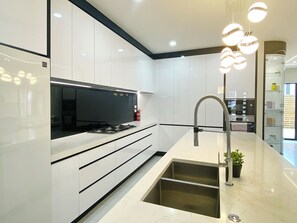 Refrigerador, microondas, horno y parrilla de estufa 