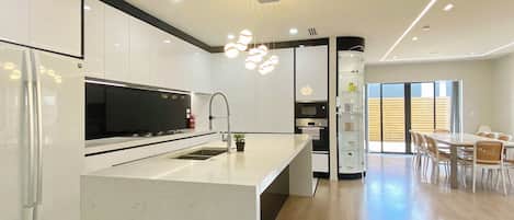 Frigorifero, microonde, forno, piano cottura