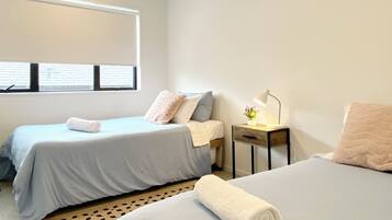 Een bureau, een strijkplank/strijkijzer, reisbedje, gratis wifi