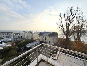 A residential area with a view of the sea, a staircase, and several buildings. - Penthouse 11 - with sea view from the roof terrace - Luxury penthouse with (Sassnitz)