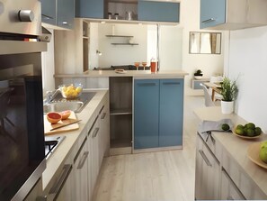 Fridge, microwave, oven, stovetop - Air-conditioned Mobile Home for 4 – Camping La Yole, St Jean de Monts (Saint-Jean-de-Monts)