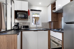 Refrigerador, microondas, horno y parrilla de estufa 