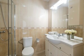 Shower, hair dryer, towels - Costa Adeje with views, close to the coast (Costa Adeje)