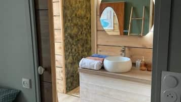 Dusj, hårføner, håndklær og såpe