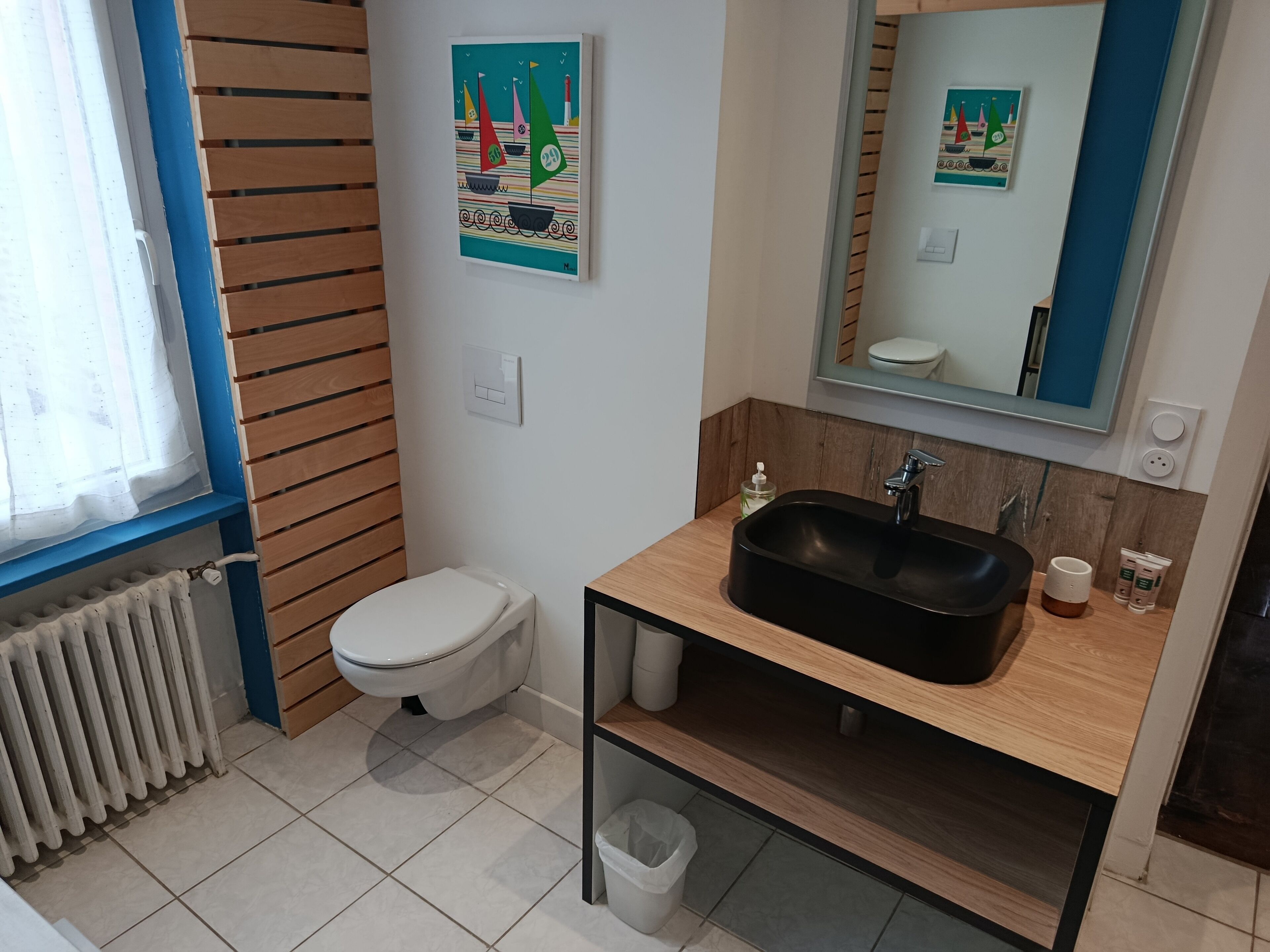 Klassieke kamer, 1 twee- of 2 eenpersoonsbedden | Badkamer | Een douche, een haardroger, handdoeken, zeep