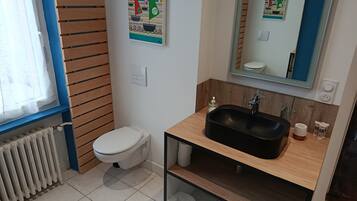 Klassieke kamer, 1 twee- of 2 eenpersoonsbedden | Badkamer | Een douche, een haardroger, handdoeken, zeep
