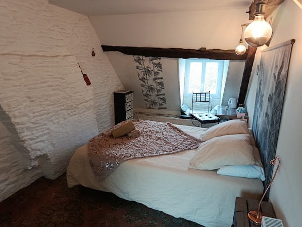 Quarto casal clássico | Escrivaninha, Wi-Fi de cortesia