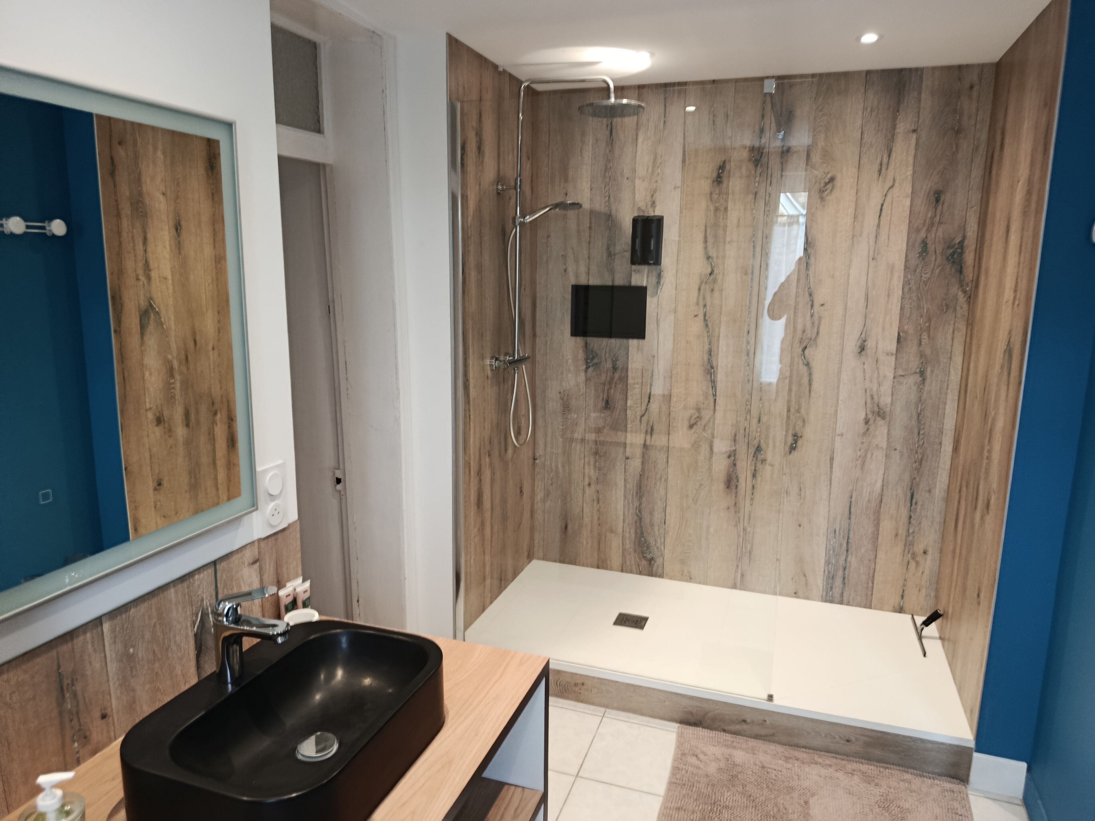 Klassieke kamer, 1 twee- of 2 eenpersoonsbedden | Badkamer | Een douche, een haardroger, handdoeken, zeep